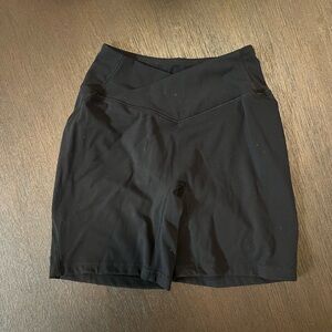 Alphalete cross waist shorts